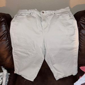 Gloria Vanderbilt beige colored capris. Size 18W.